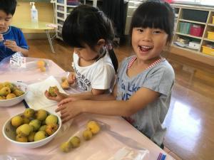 梅のへたを取る様子